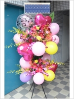 お祝い用バルーンと生花のスタンドフラワー